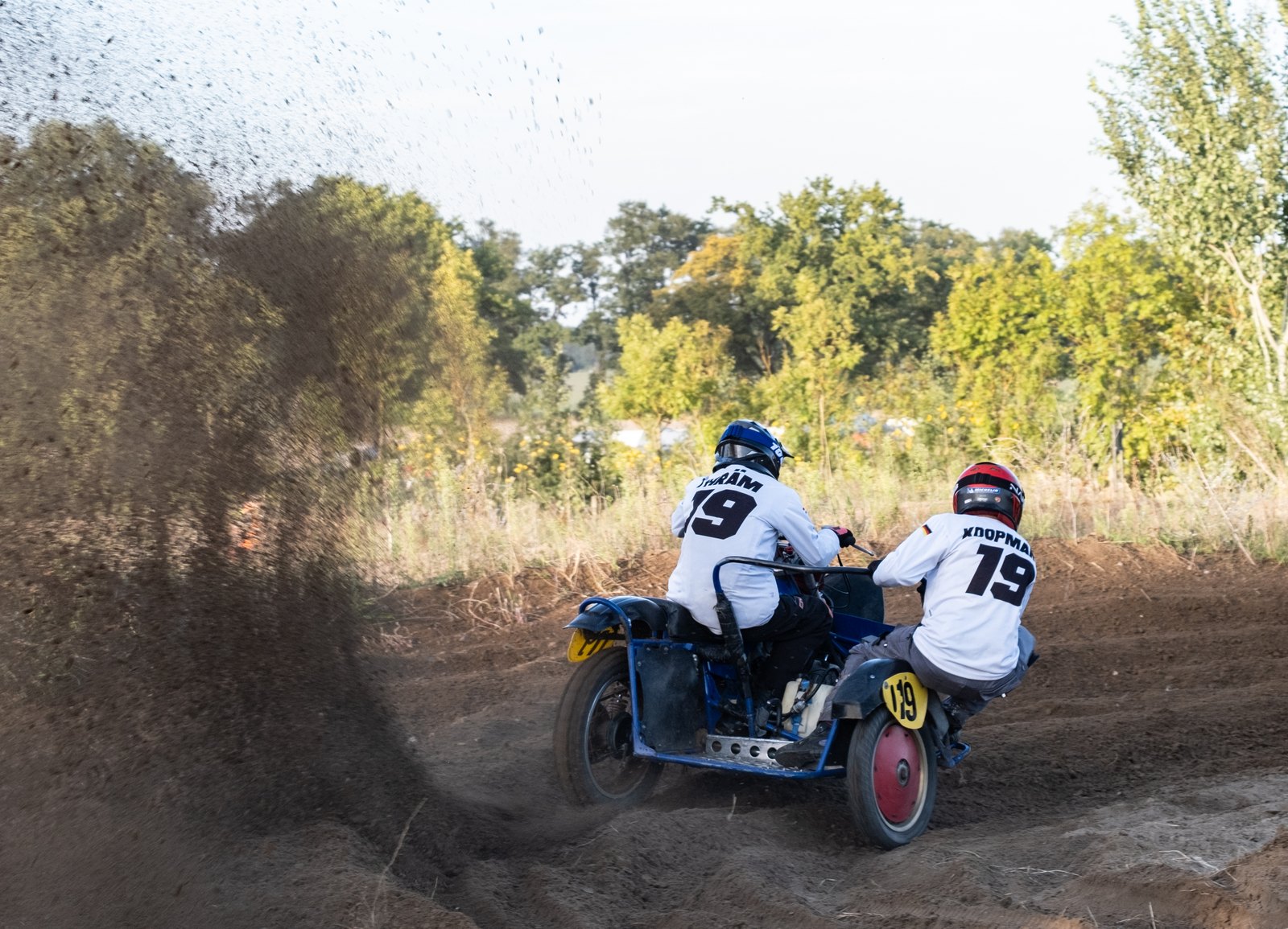 Motorradgespann wirbelt Sand auf der Motocross-Strecke in Wietstock auf